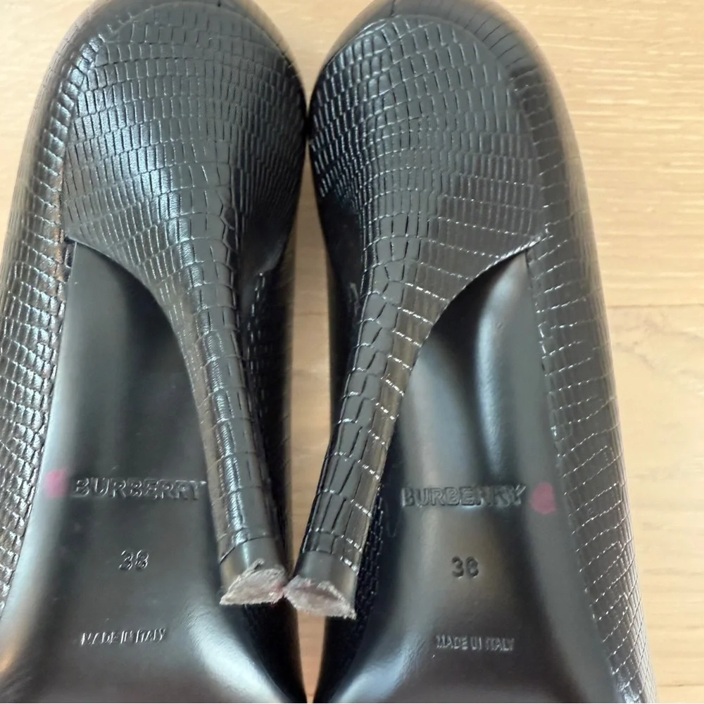 Burberry Lizard-Embossed Black Leather Pumps – Size 38 - Picture 10 of 13
